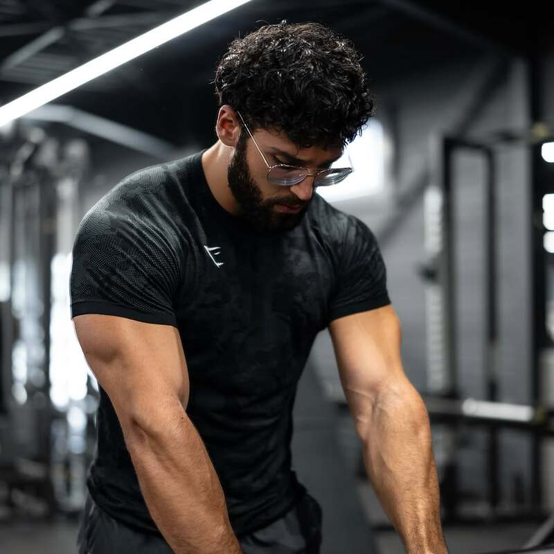Seamless Technology! Gymshark Short-Sleeved T-Shirt for Men, Sports Elastic Quick-Drying Geo Camouflage Fitness Clothing, Tight-Fitting Trendy Clothing
