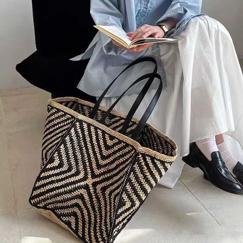 High-Quality Raffia Tote Bag with Contrasting Colors, Woven Shoulder Bag with Cross-Border Genuine Leather Straps and Natural Straw Weaving