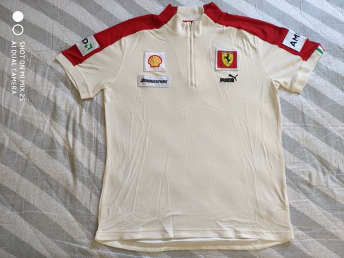 Распроданная коллекция F1 Ferrari 2009 года, красно-белая версия гоночного автомобиля Райкконена Шумахера