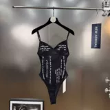 Yuzi MM2025 летние минималистские вышитые буквы ретро -стиль кружево полость в пустоте и тонкая эластичная подвеска без рукавов