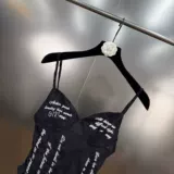 Yuzi MM2025 летние минималистские вышитые буквы ретро -стиль кружево полость в пустоте и тонкая эластичная подвеска без рукавов