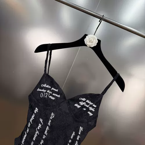 Yuzi MM2025 летние минималистские вышитые буквы ретро -стиль кружево полость в пустоте и тонкая эластичная подвеска без рукавов