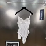 Yuzi MM2025 летние минималистские вышитые буквы ретро -стиль кружево полость в пустоте и тонкая эластичная подвеска без рукавов