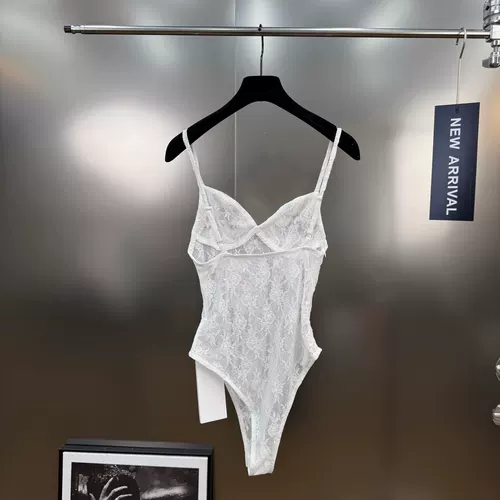 Yuzi MM2025 летние минималистские вышитые буквы ретро -стиль кружево полость в пустоте и тонкая эластичная подвеска без рукавов