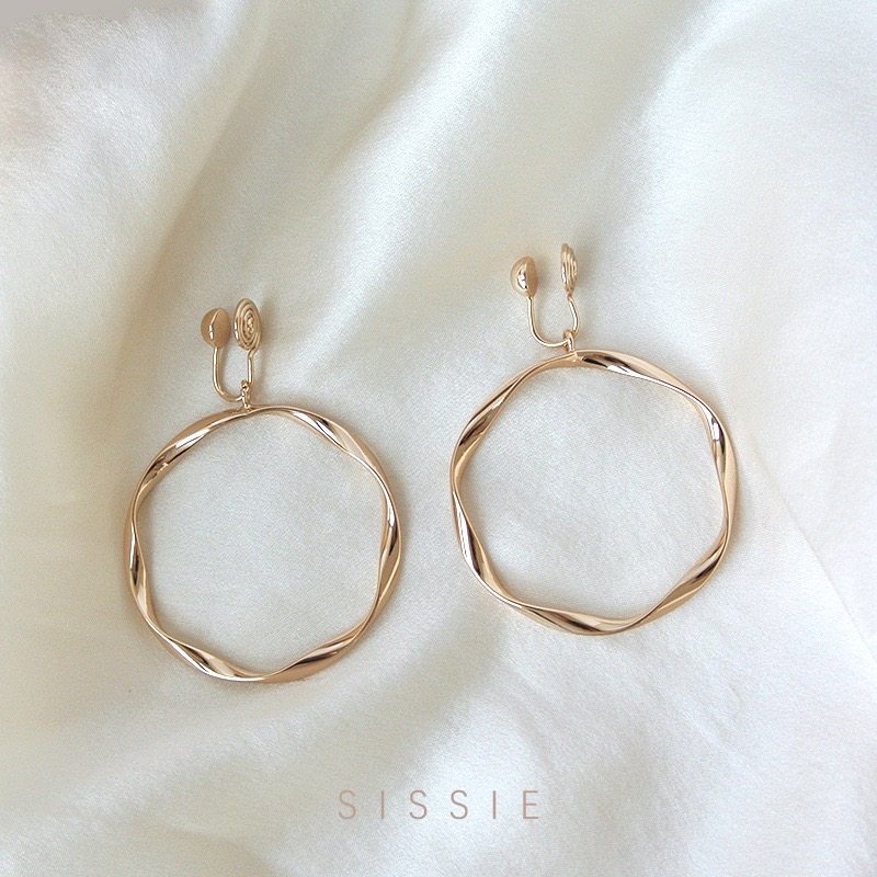 The texture is super good! Large circle ear clip exaggerated round face show face small mosquito coil ear clip cool ear ornament large circle earrings female