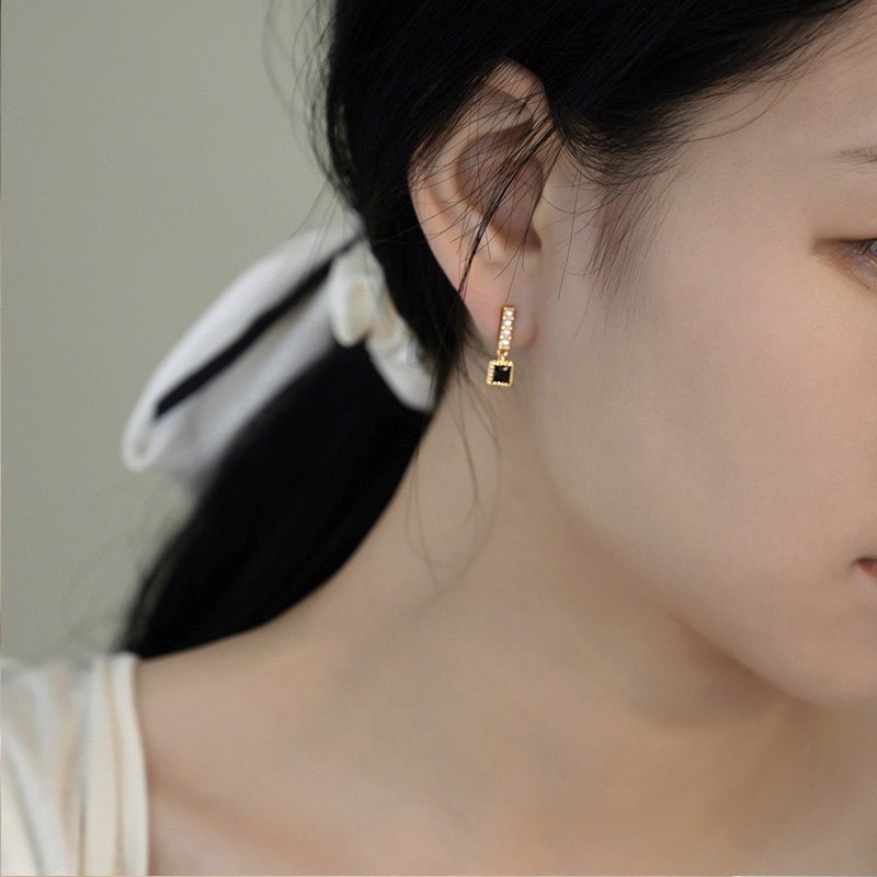 Pain-free mosquito coil pan ear clip with no earring female earrings temperament retro black square drill small high-grade ear trim ear pin