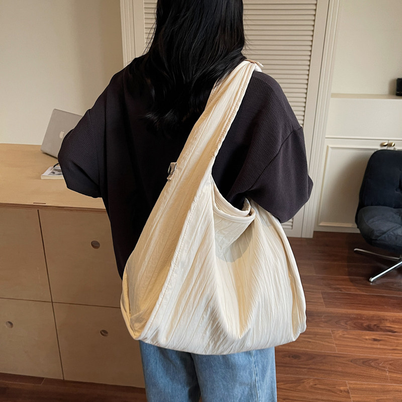6.9 Huaxijia New Arrival Summer Relaxed Tote Bag For Women 2025 Large Capacity Shoulder Crossbody Trendy Bag - Thumbnail 2