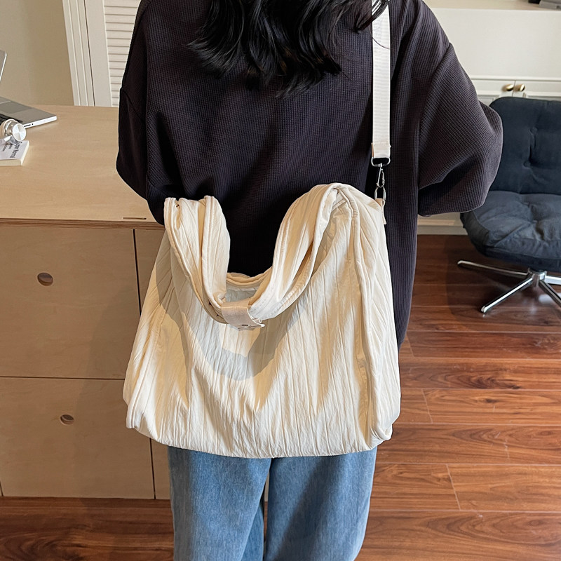 6.9 Huaxijia New Arrival Summer Relaxed Tote Bag For Women 2025 Large Capacity Shoulder Crossbody Trendy Bag - Thumbnail 4