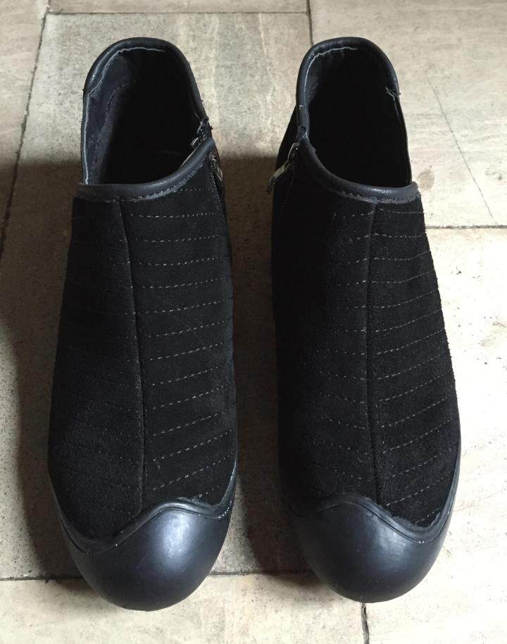 The black frosted genuine leather shoes version looks especially good