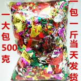 Руки бросают руки и посыпьте блестящую бумагу Цвет расклешенной бумаги, сломанная ковер цветочный цвет, пушка золотой воздушный воздушный шар