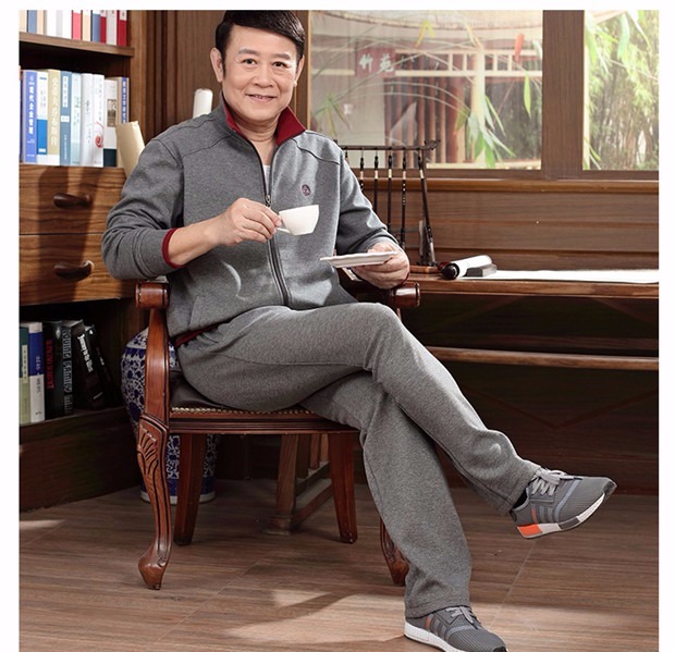 Bộ đồ thể thao cotton trung niên phù hợp với nam mùa xuân và mùa thu cha mặc áo len thể thao giản dị phù hợp với bộ đồ hai mảnh nam quần bò nam đẹp