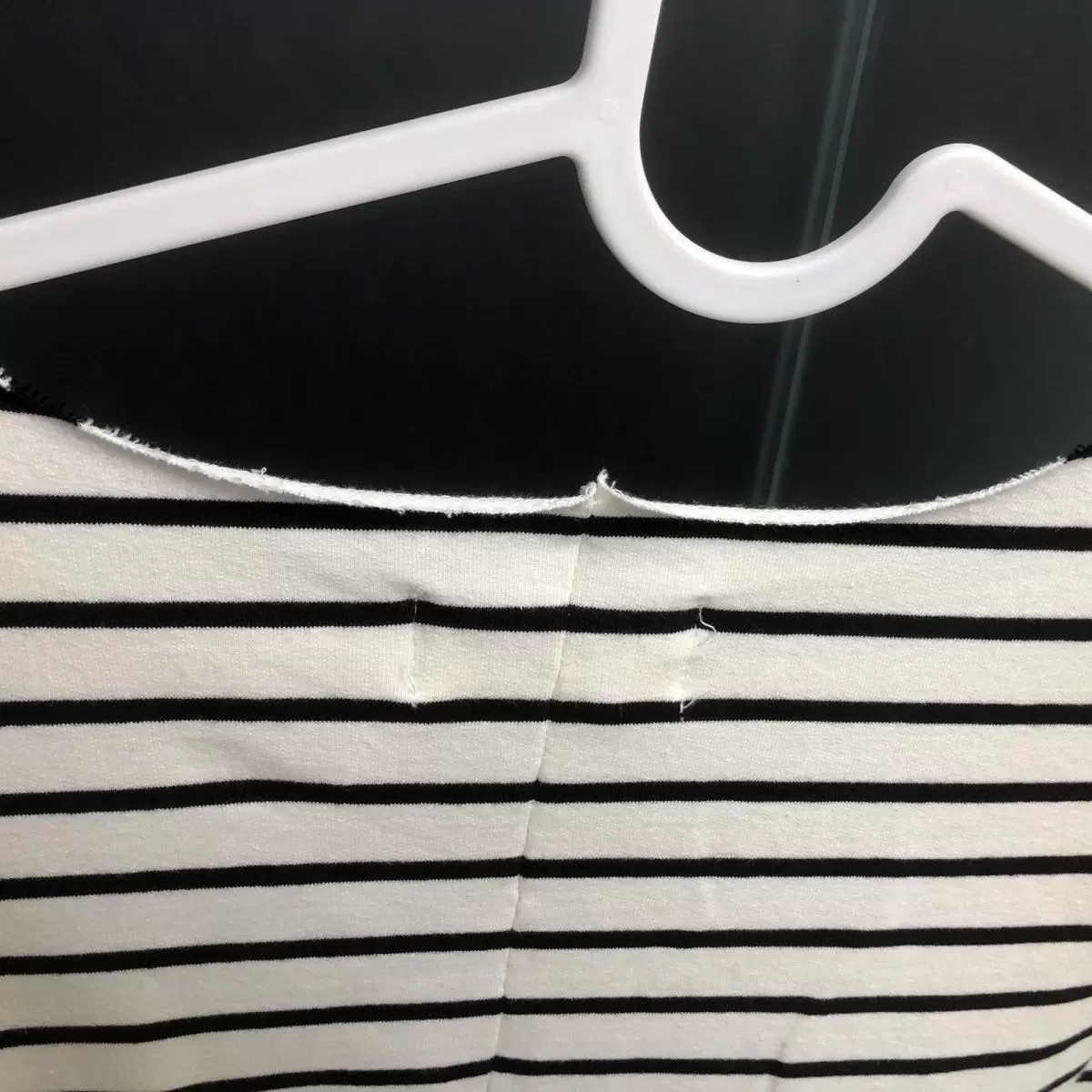 Вырез горловины рассыпан на улице Fear of God Fog Bieber той же связаной хлопковой свободной полосатой футболке с короткими рукавами