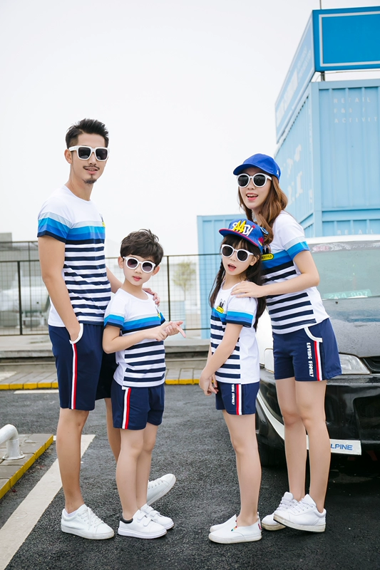 Váy hè hè 2018 bố mẹ con mới gia đình chất liệu cotton mẹ và con gái đặt áo thun đi biển gia đình ba nhà.