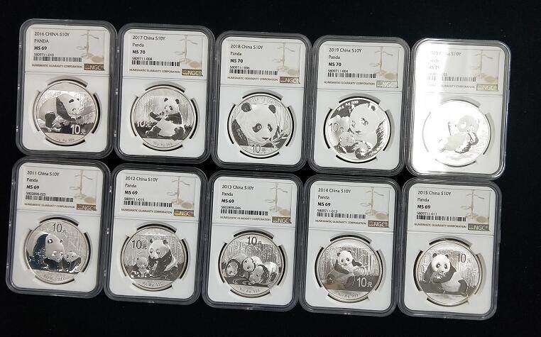 2013年熊猫1盎司普制银币：收藏界的萌宠王者