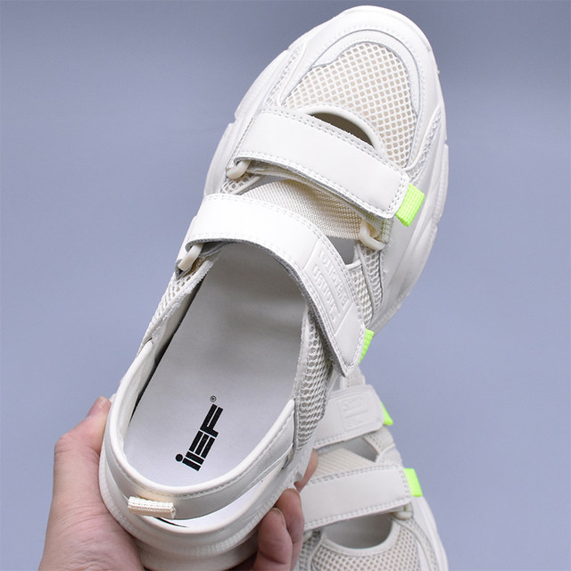 Summer ແບບໃຫມ່ Velcro ເກີບຫາດຊາຍ versatile ຫນາ soled ພໍ່ sandals ກິລາກາງແຈ້ງບາດເຈັບແລະເກີບແມ່ຍິງອ່ອນ.