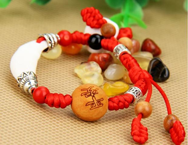 Em bé đào 12 12 Zodiac cinnabar đào vòng đeo tay vòng chân lợn xương chó răng obsidian - Vòng chân lắc chân pnj