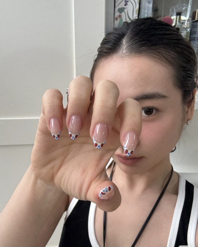 Short French-Style Blueberry and Strawberry Handmade Nail Patches, Short Fake Nails, Removable Wearable Nails