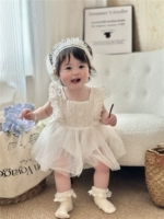 Белые носки, повязка на голову