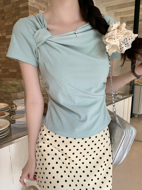 Korean-Style Gentle Blue Short-Sleeve T-Shirt for Women, New Summer Design with Unique Twist, Diagonal Neckline, Ruched Slim-Fit Top