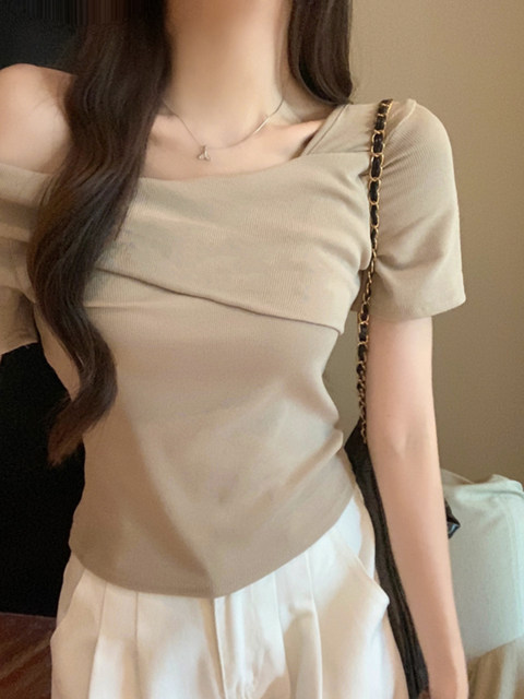 European and American Style Spicy Girl Black Irregular Off-Shoulder Short-Sleeve T-Shirt for Women, New Summer Style Pure Desire Style Diagonal Neckline One-Shoulder Top