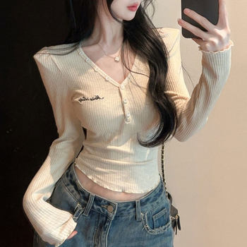 Embroidered Letter V-Neck Padded Shoulder Long-Sleeve T-Shirt for Women, Slim Fit, New Spring Style, Sexy Tight-Fitting Short Base Shirt