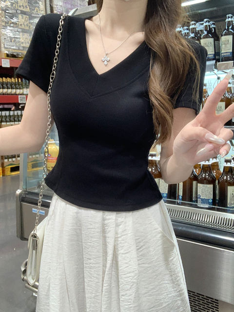 Slim-Fit V-Neck Padded Shoulder Short-Sleeve T-Shirt for Women with Fishbone Design, New Summer Style, Subtle Back Label Short Top