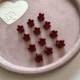 12 красных цветов