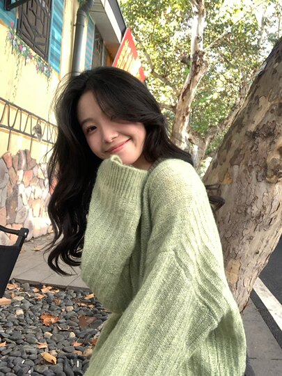 高级感超好看绿色毛衣女2026春秋慵懒宽松圆领套头复古针织衫上衣