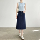 Летняя тонкая джинсовая юбка, А-силуэт, длина миди, с акцентом на бедрах