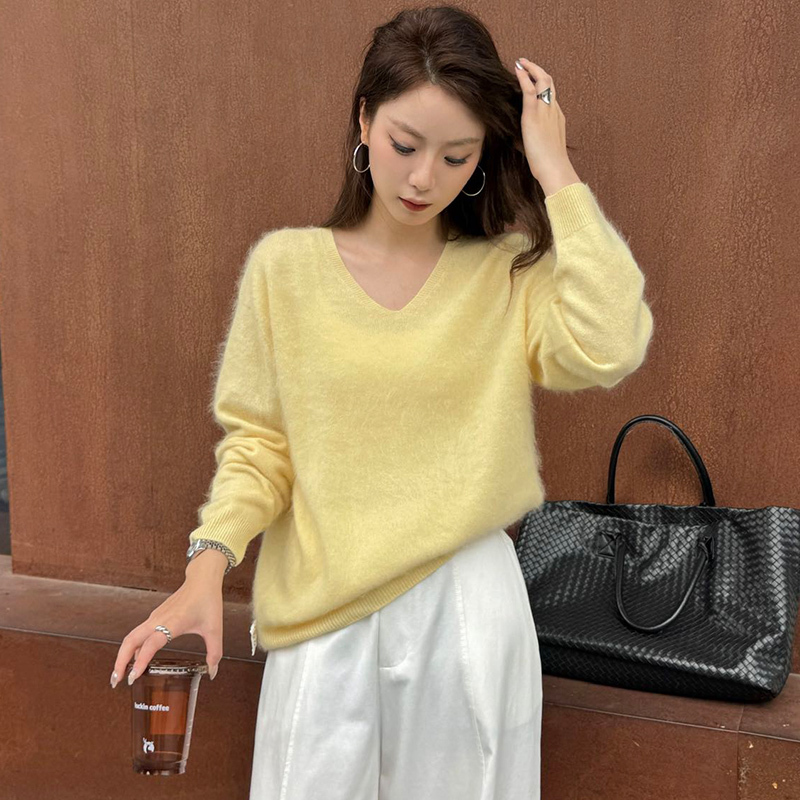 Autumn and Winter Brushed Cashmere Sweater for Women, Seamless One-Piece Cashmere Silk Wool Brushed Sweater, V-Neck Knitted Cardigan Top Autumn and Winter Brushed Cashmere Sweater for Women, Seamless One-Piece Cashmere Silk Wool Brushed Sweater, V-Neck Knitted Cardigan Top