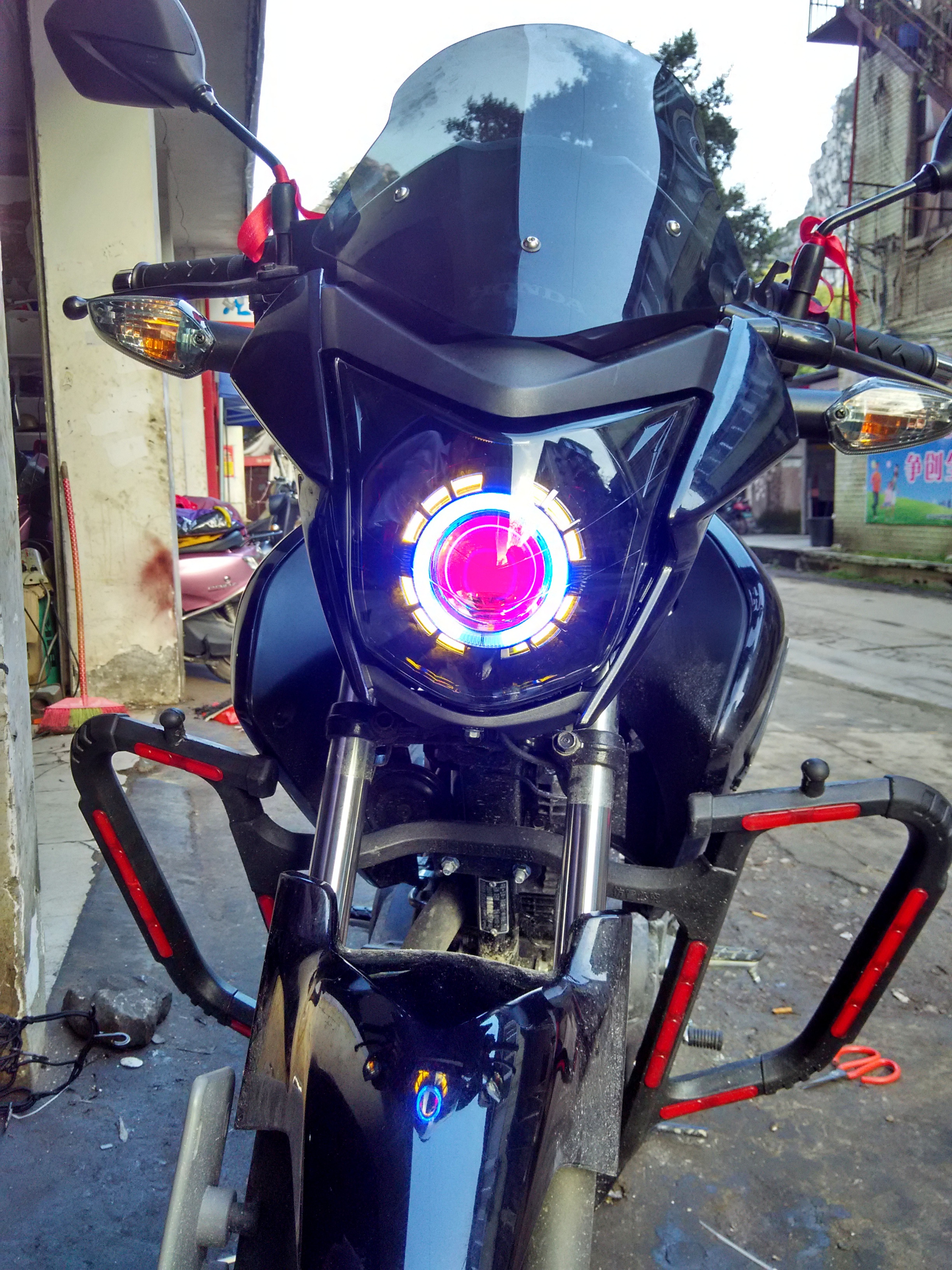 Honda Phantom Shadow 150 đèn pha lắp ráp sửa đổi Q5 mắt Thiên Thần mắt ma quỷ xe máy đèn pha Xenon 	bóng đèn pha xe máy