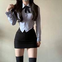 Рубашка, галстук-бабочка, с акцентом на бедрах