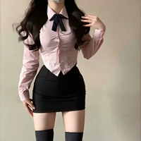 Рубашка, галстук-бабочка, с акцентом на бедрах