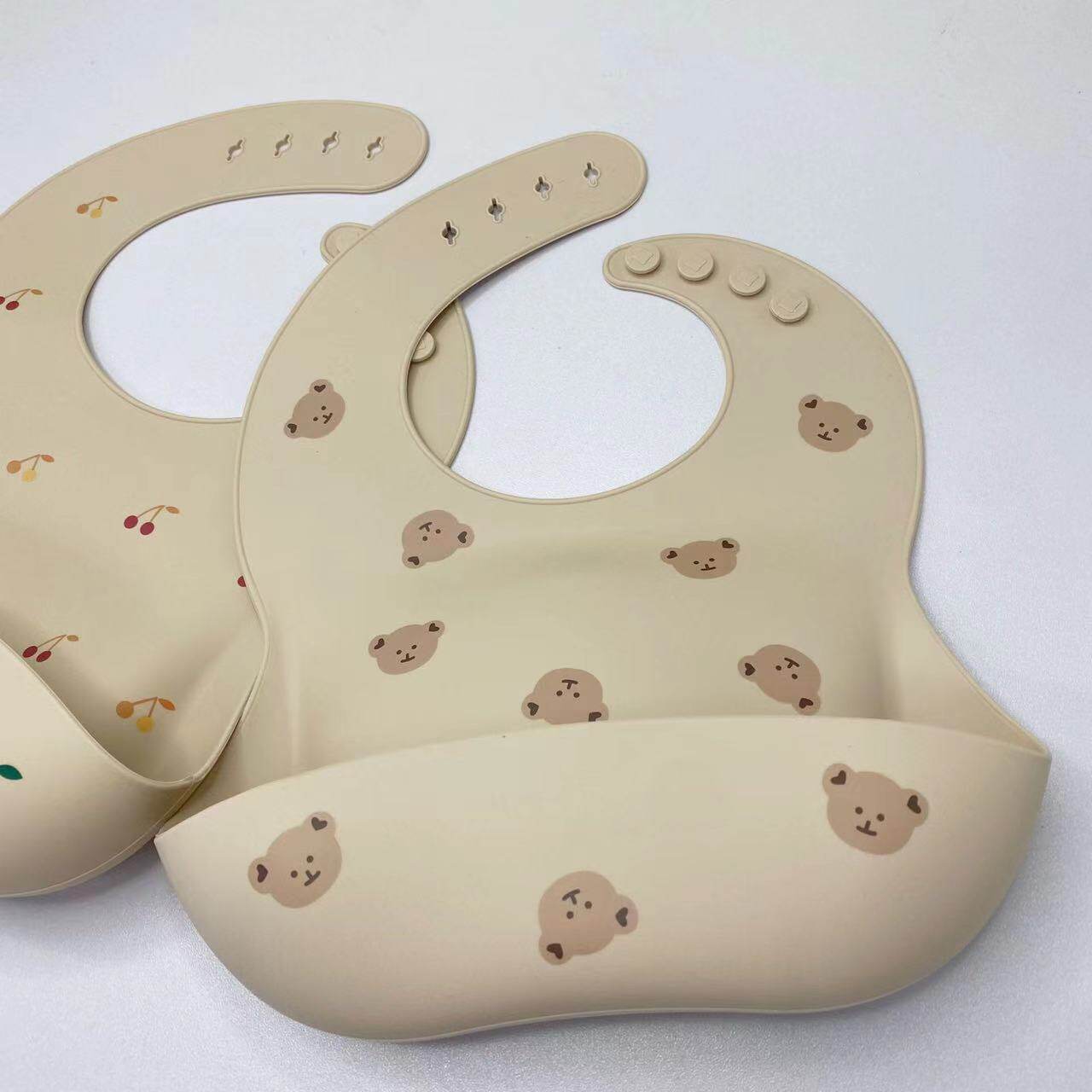 ins new products South Korean baby walled pocket Silicone Purse for eating Eating Around Pocket Newborns Surround with Saliva Towel Silicone Surrounding Pocket