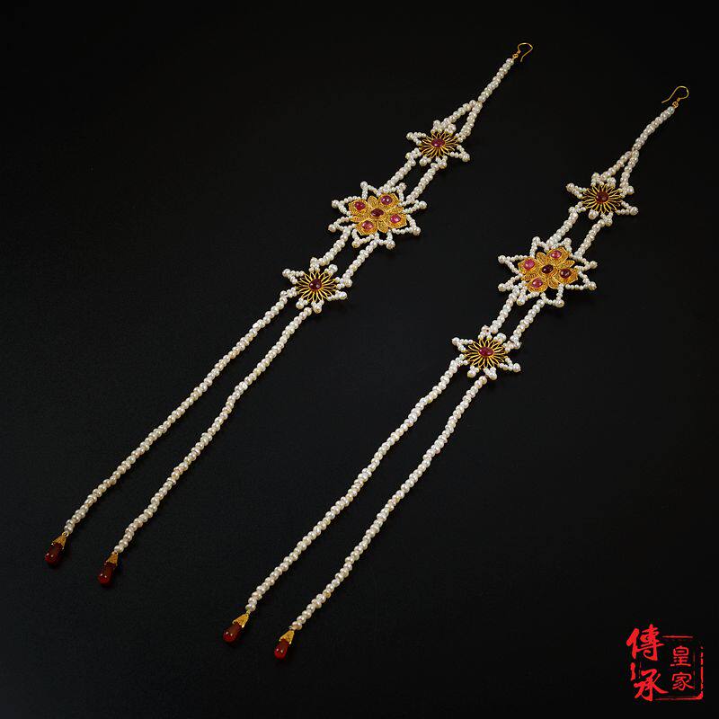 The Ming-pinch silk embedding pearl picks up the cards