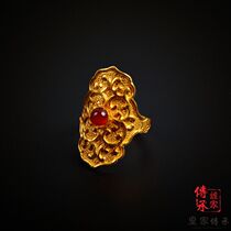 The roll of grass is embedded in the red Manau ring.