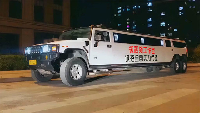 白色悍马车身广告