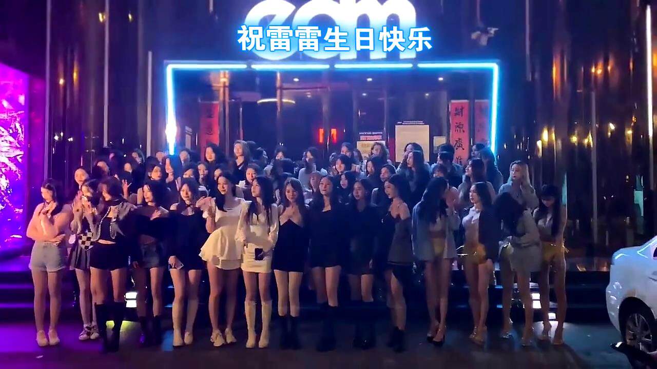 店门口美女合影