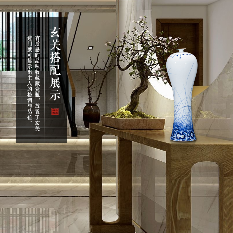 The Master of jingdezhen ceramics hand - made large blue and white porcelain vase Chinese wine porch sitting room adornment is placed