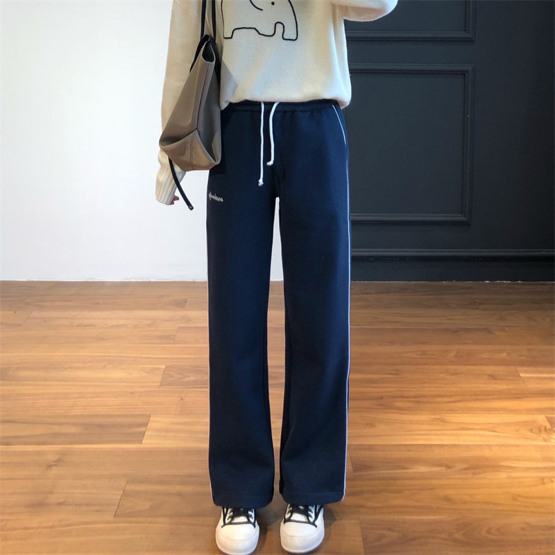 Year-end clear cabin with large long legs both visible and thin, with type plus velvet straight cylinder wide leg long pants