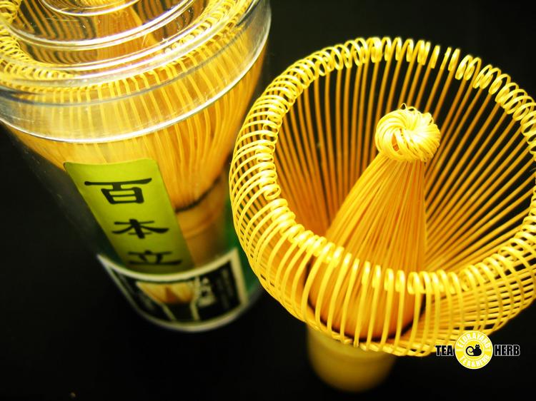 The carefully carved tea wares are easy to foam, thin and strong tea