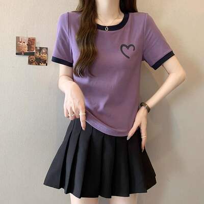 A large-sized, color-blocking short-sleeved T-shirt for a chubby girl in summer with a heart print. It's a fashionable and versatile top that can cover the belly and make you look slimmer