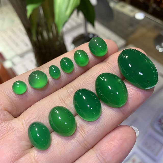 ແຫວນ chrysoprase ທໍາມະຊາດ, ໃບຫນ້າໄຂ່, ກ້ອນສີຂຽວ imperial, ເຕັມໄປດ້ວຍຕຸ້ມສີຂຽວ inlaid, pendant, agate, ບໍ່ແມ່ນ emerald