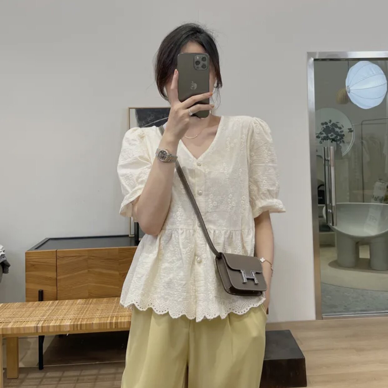 Xinxinjia's new exquisite embroidery positioning lace V-neck doll shirt summer French puff sleeve temperament women's top