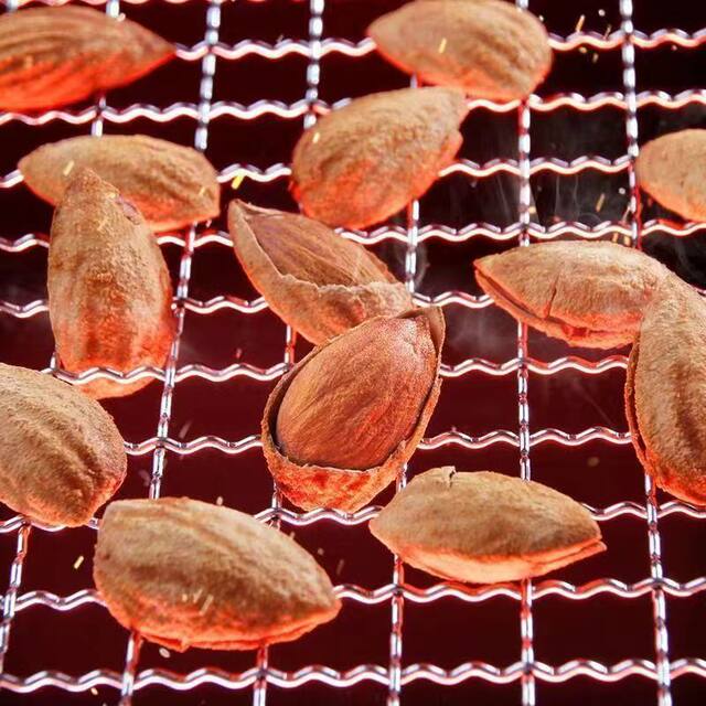 Three Squirrels Large Capsules Hand-Peeled Almonds 235g Canned Nuts Roasted Seeds and Nuts Dried Fruits Flat Walnut Snacks for Gift Giving