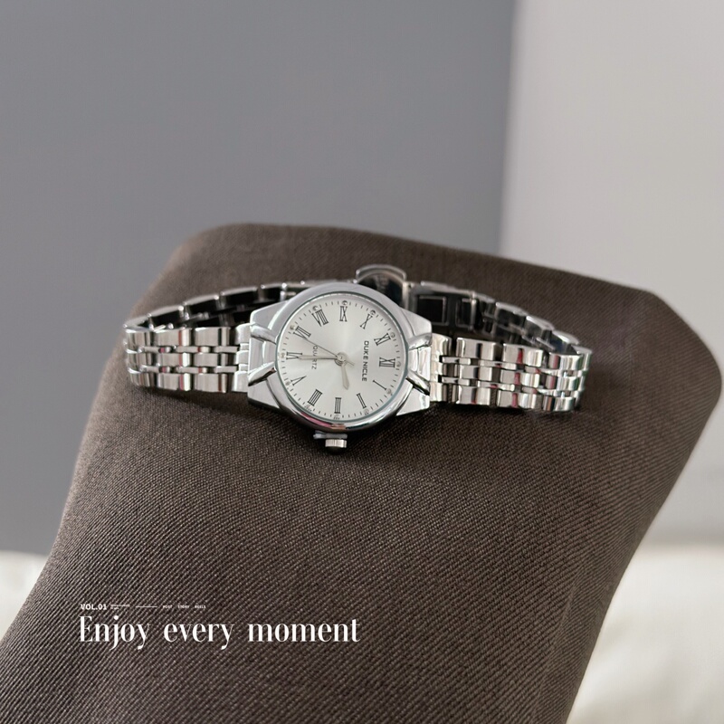 Fashionable Roman Dial Steel Band Watch for Women, Simple and Exquisite Small Silver Watch with a High-End Feel, Suitable for Casual Wear, Office Workers, Streamers, and White-Collar Professionals