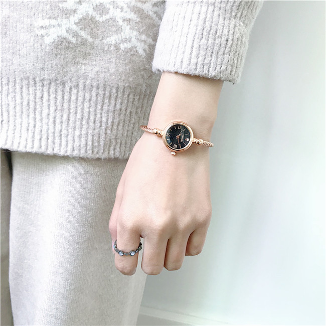 2019 mới đeo vòng tay gió lạnh nữ sinh viên Hàn Quốc phiên bản retro nhỏ tươi Sen nữ đơn giản nhỏ tay mỏng - Vòng đeo tay Cuff vòng tay gỗ trầm hương
