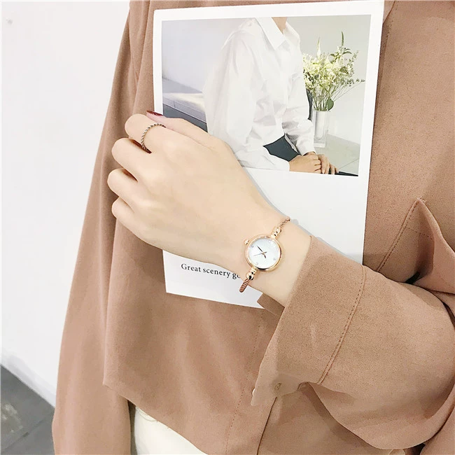 Đồng hồ đeo tay Pháp đồng hồ đeo tay nữ sinh viên Hàn Quốc phiên bản đơn giản chống thấm nước Sen nữ retro lạnh gió nhỏ tươi mát - Vòng đeo tay Cuff thạch anh tóc xanh