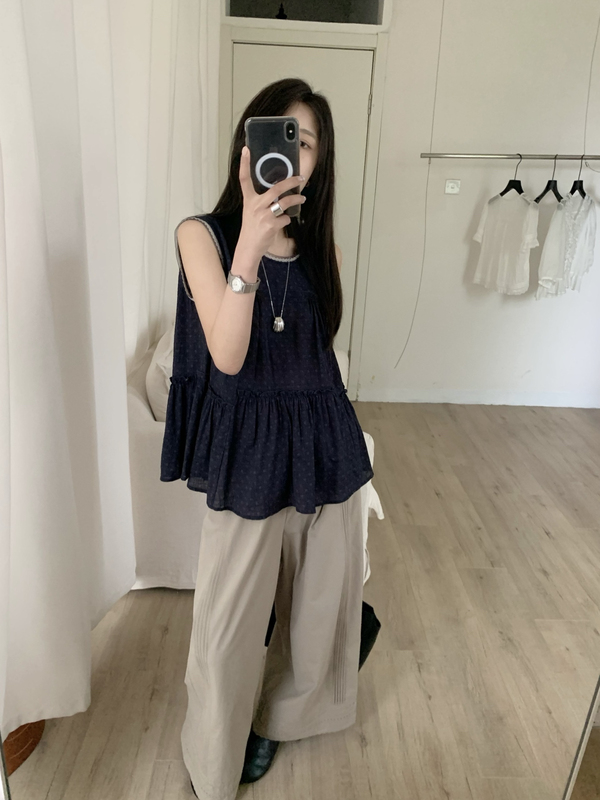 Milu Genuine Product 50160: a Sleeveless Vest with a Minimalist Vibe That Looks Good on Anyone! Miu-Style Top Milu Genuine Product 50160: a Sleeveless Vest with a Minimalist Vibe That Looks Good on Anyone! Miu-Style Top