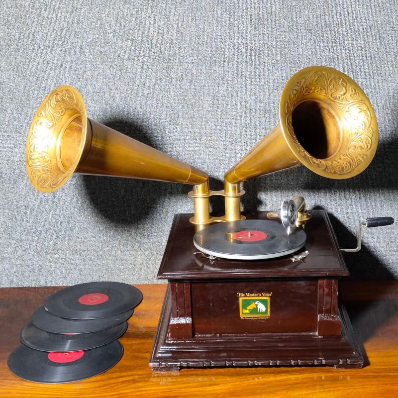 Indian brass double-horn hand-cranked phonograph retro nostalgic 78 rpm record player hand-cranked record player